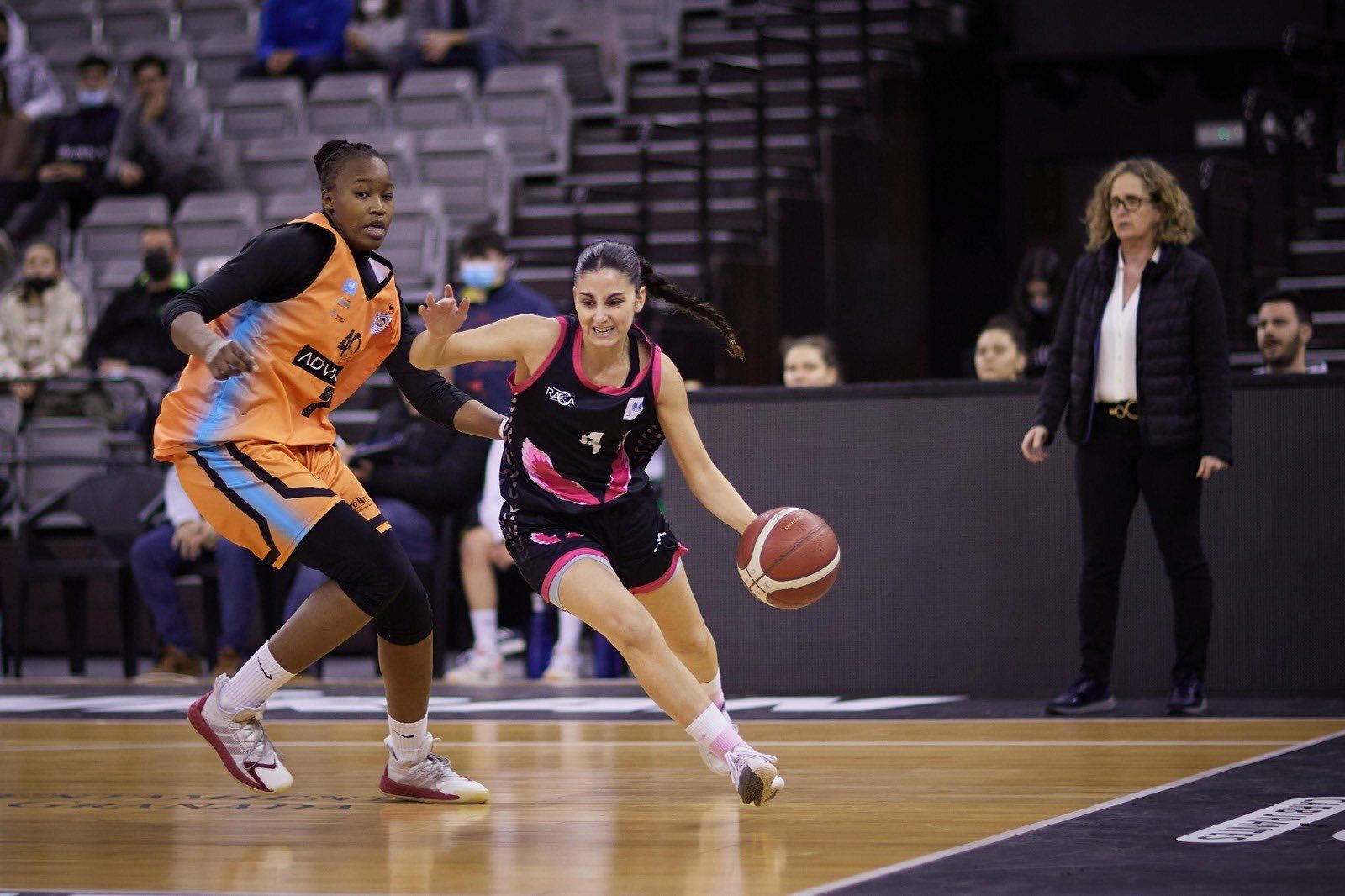 Una acción de ataque del partido jugado este martes por el Raca Granada