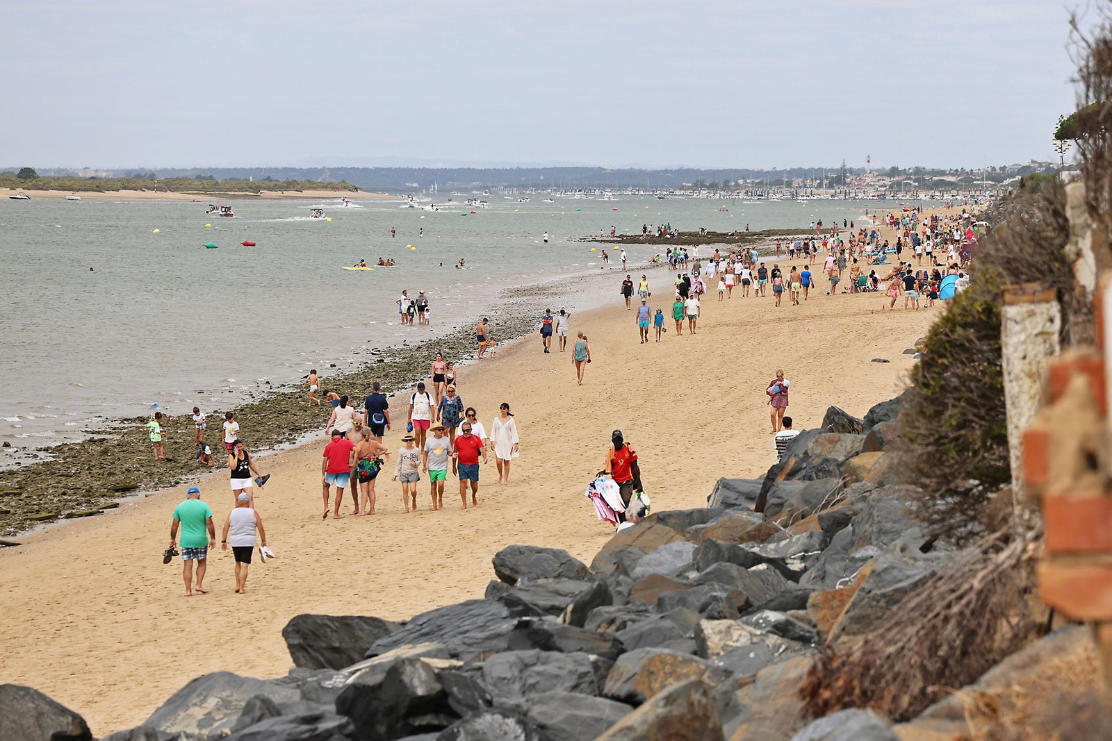 Mañanas nubladas de paseos por las playas de Huelva