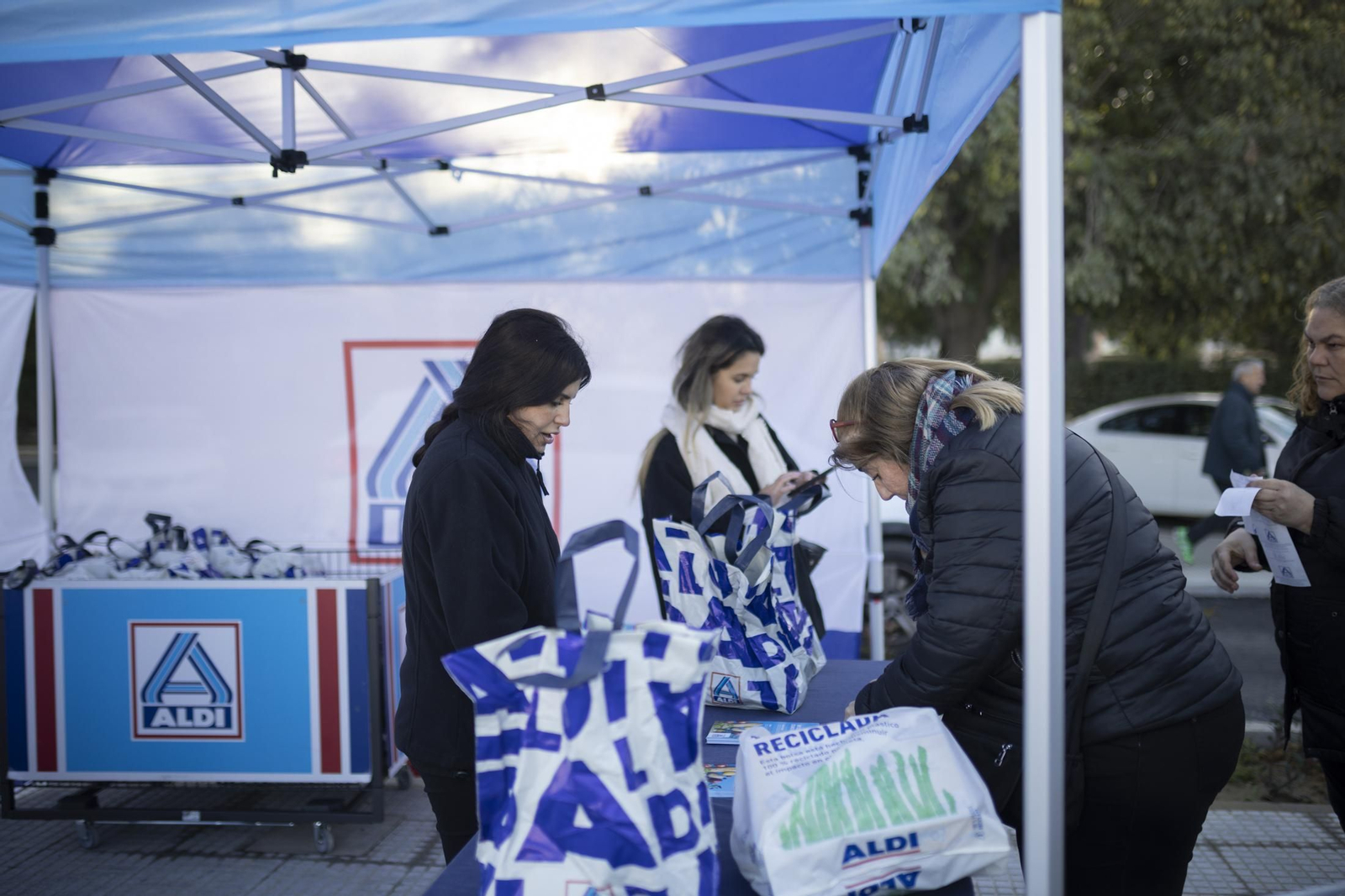 Imágenes de la inauguración del nuevo ALDI en la avenida de Andalucía