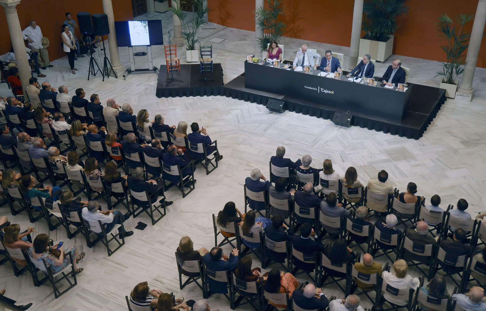 Presentación del libro  'Juan Robles, la sonrisa del tabernero' de Carlos Navarro, todas las imágenes