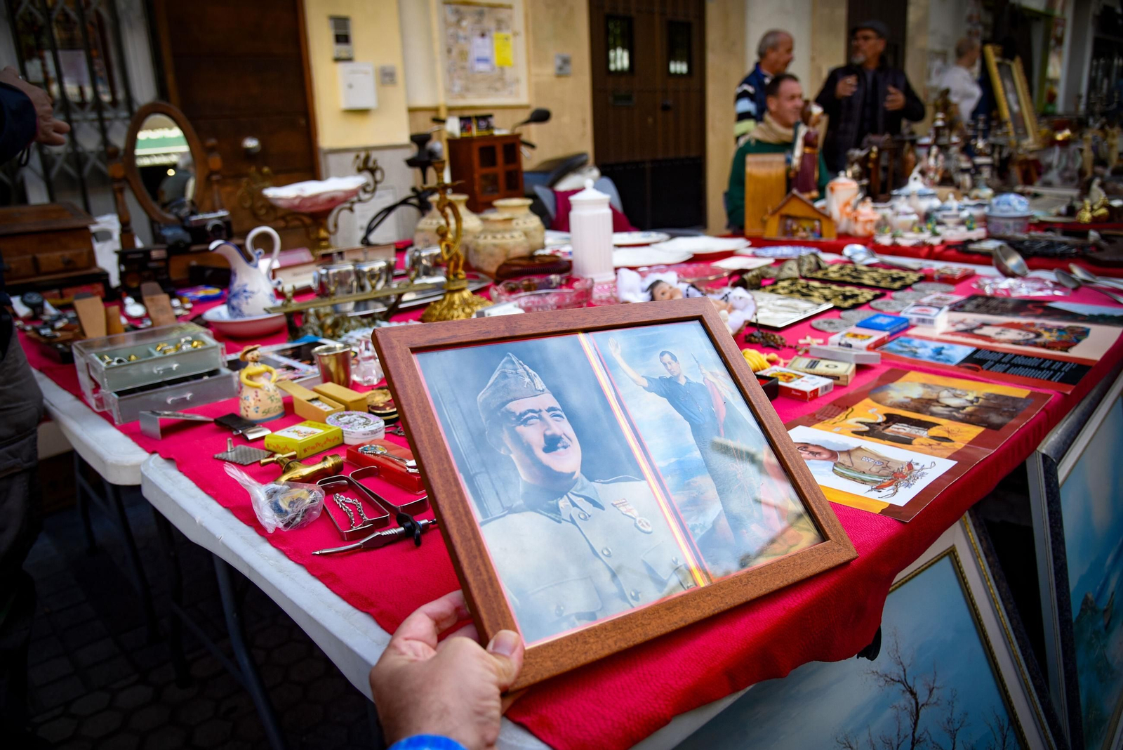 Reliquias de Franco para nostálgicos en el Jueves de la calle Feria. Reliquias de Franco para nostálgicos en el Jueves de la calle Feria.
