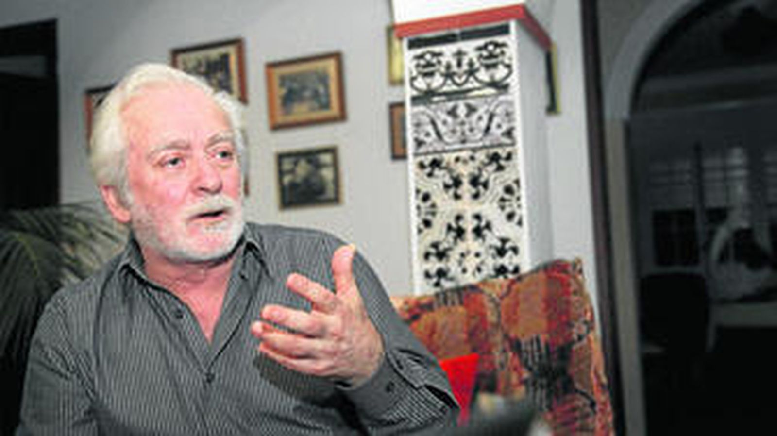 El guitarrista y compositor Manolo Sanlúcar, en su domicilio momentos antes de la entrevista concedida a este diario.