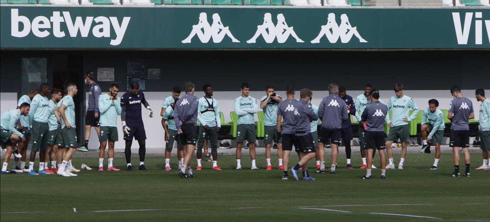 Pellegrini dialoga con su plantilla antes del entrenamiento.