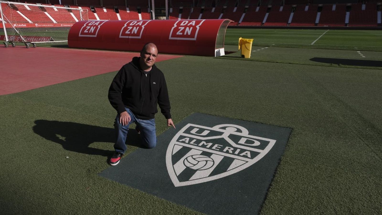 Alberto Lasarte posa con el escudo de la UD Almería.
