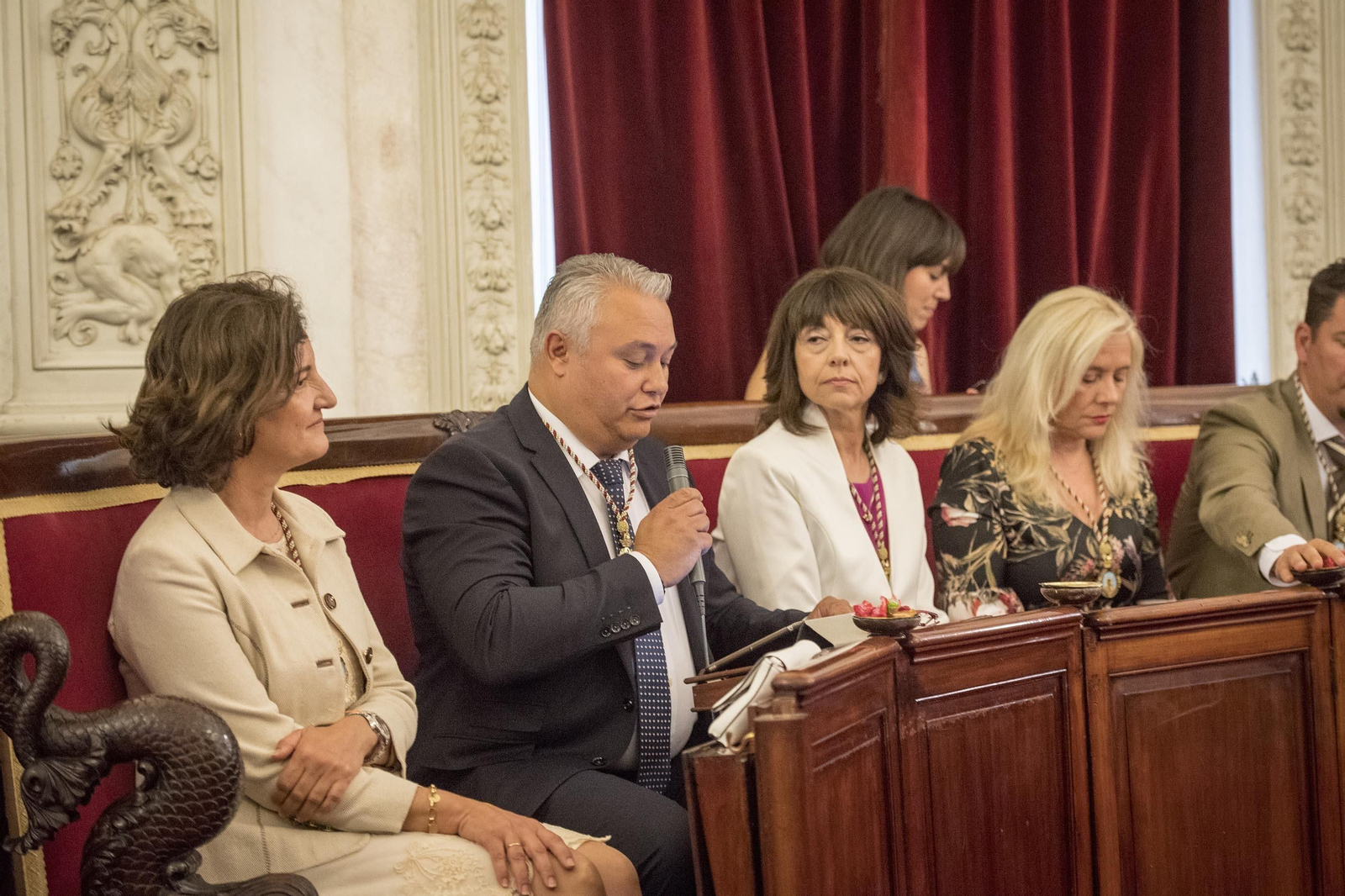 Imágenes de la investidura de José María González Kichi