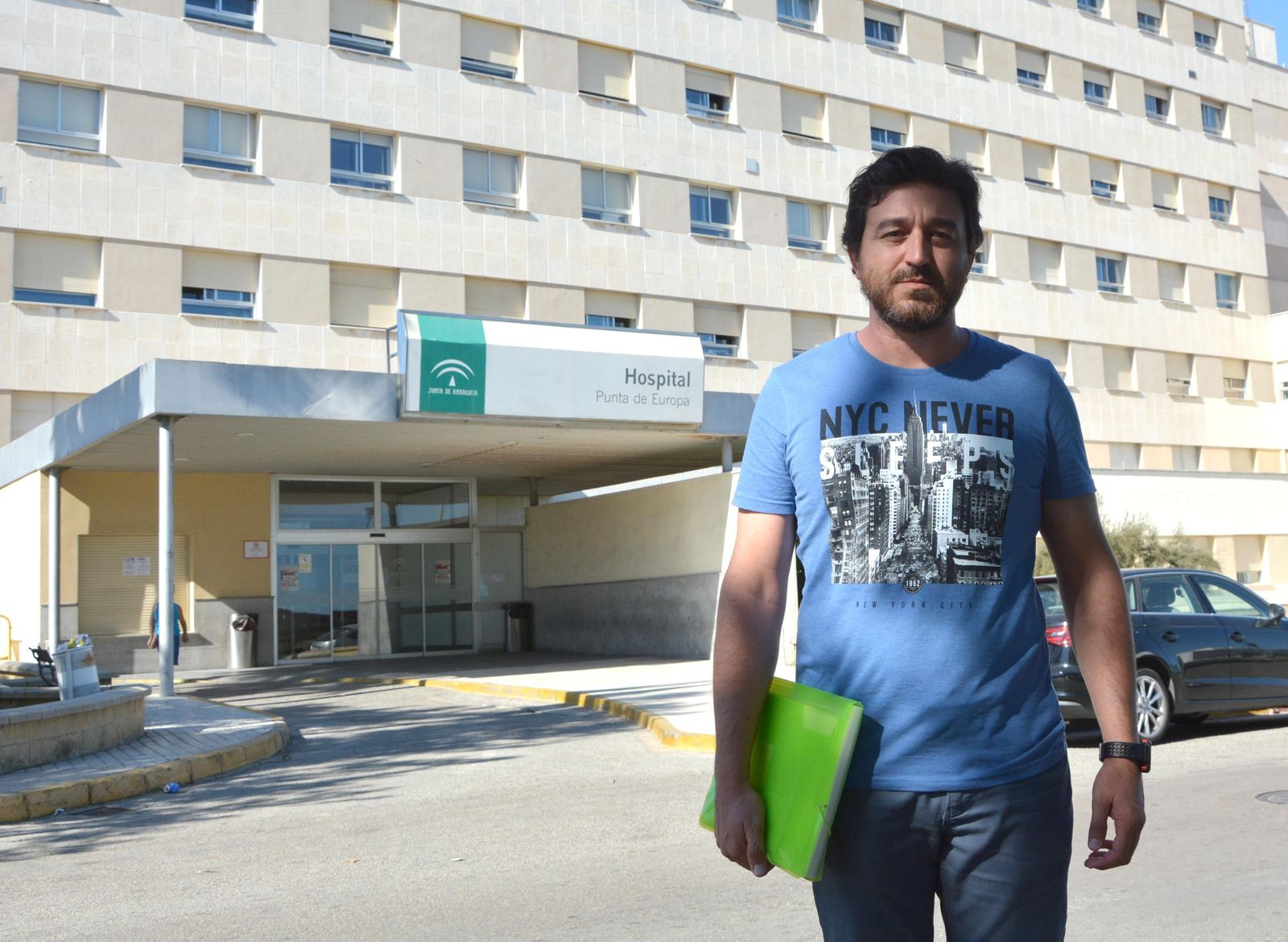 Sergio Ceballos, frente al Hospital Punta Europa, ayer.