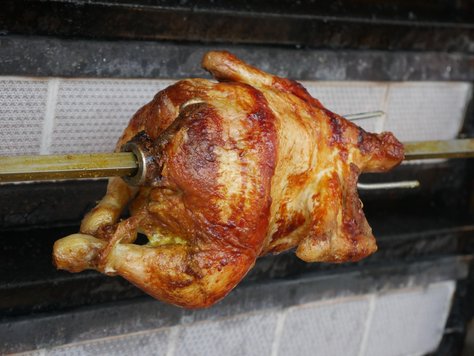 Así es la venta de pollos asados en los negocios ambulantes de Almería