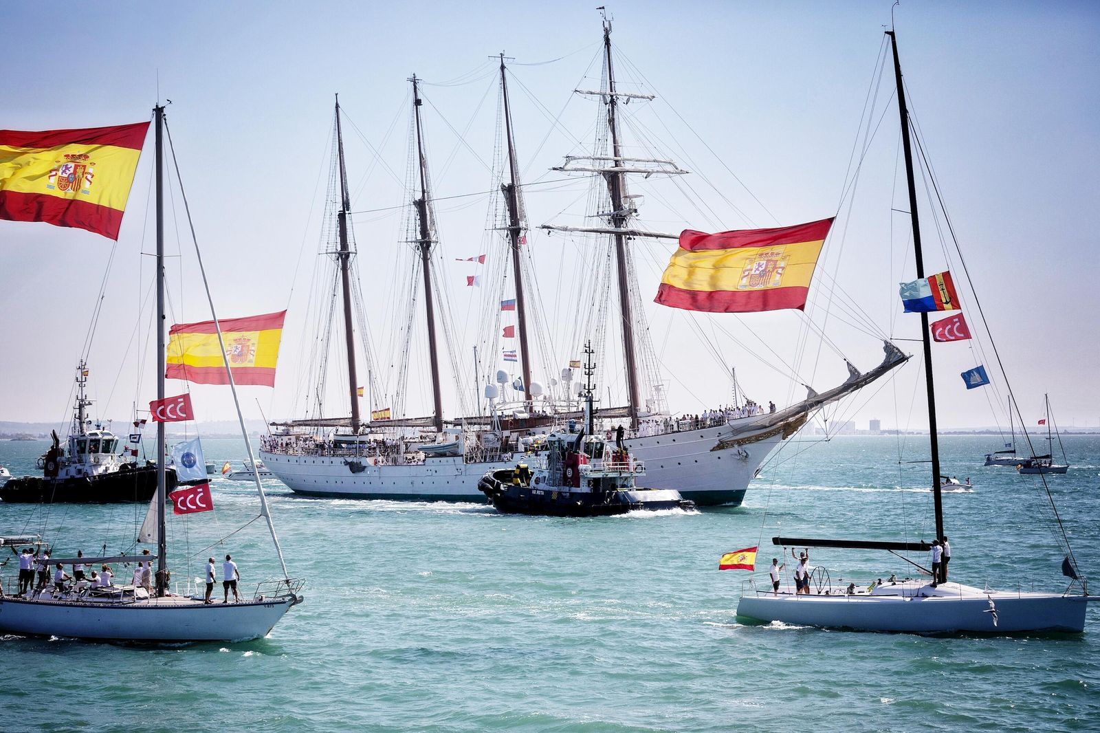 Imágenes de la llegada del Tío Pepe Estrella de los Mares de González Byass a bordo del 'Elcano'.