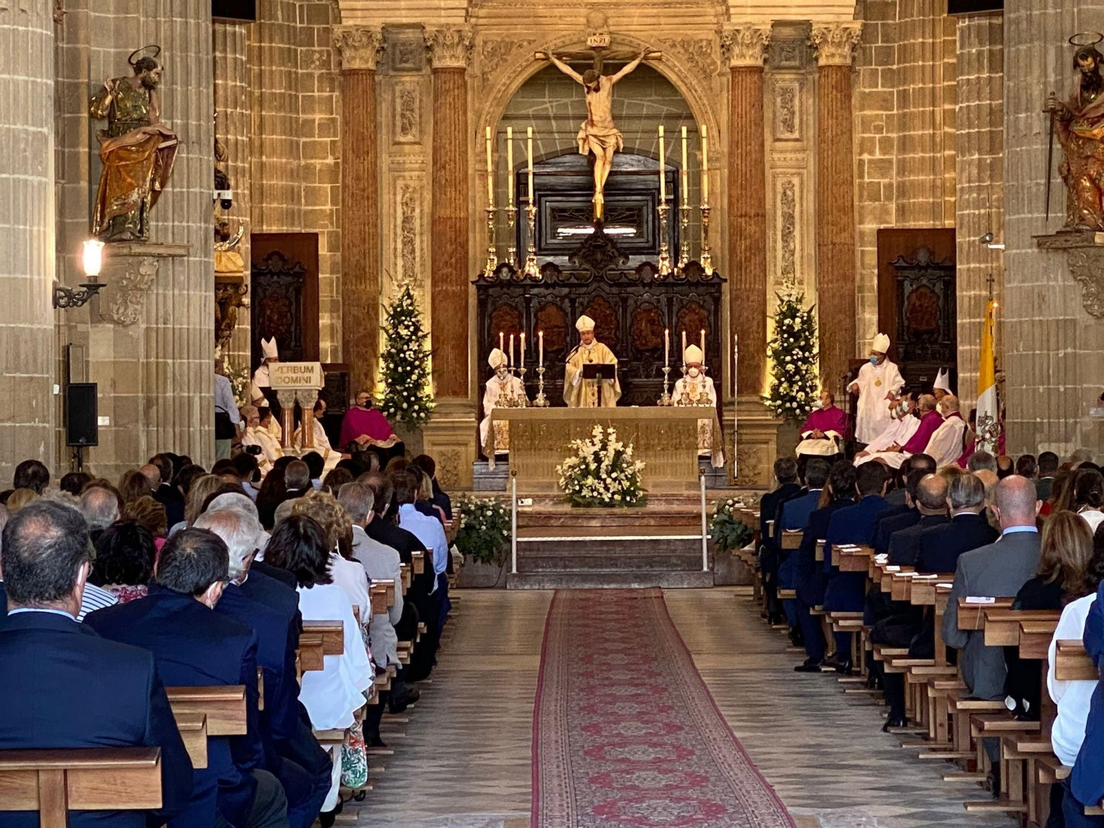La Catedral de Jerez se llenó durante la toma de posesión del nuevo obispo La Catedral de Jerez se llenó durante la toma de posesión del nuevo obispo