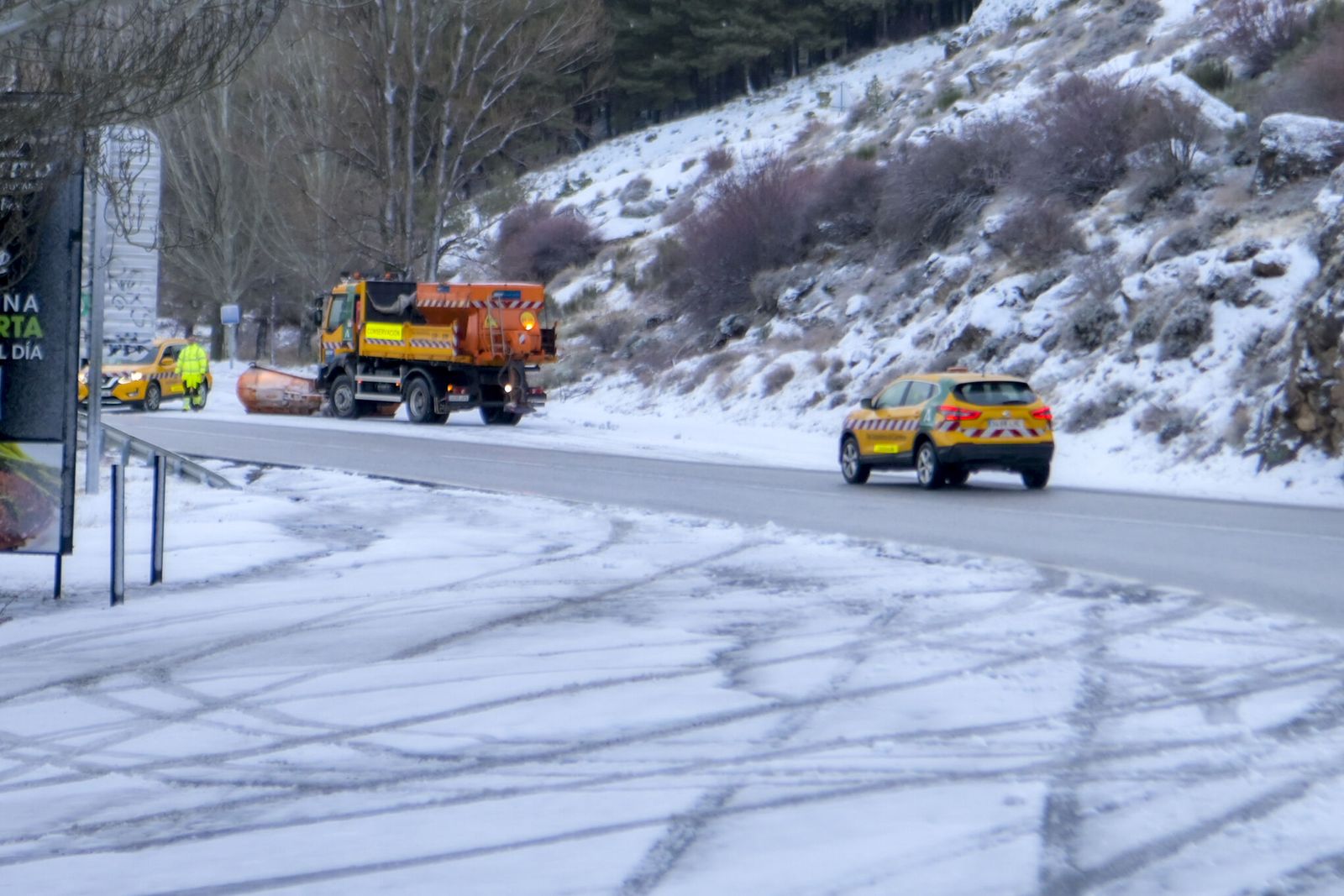 Nieve  en la carretera dirección sierra nevada