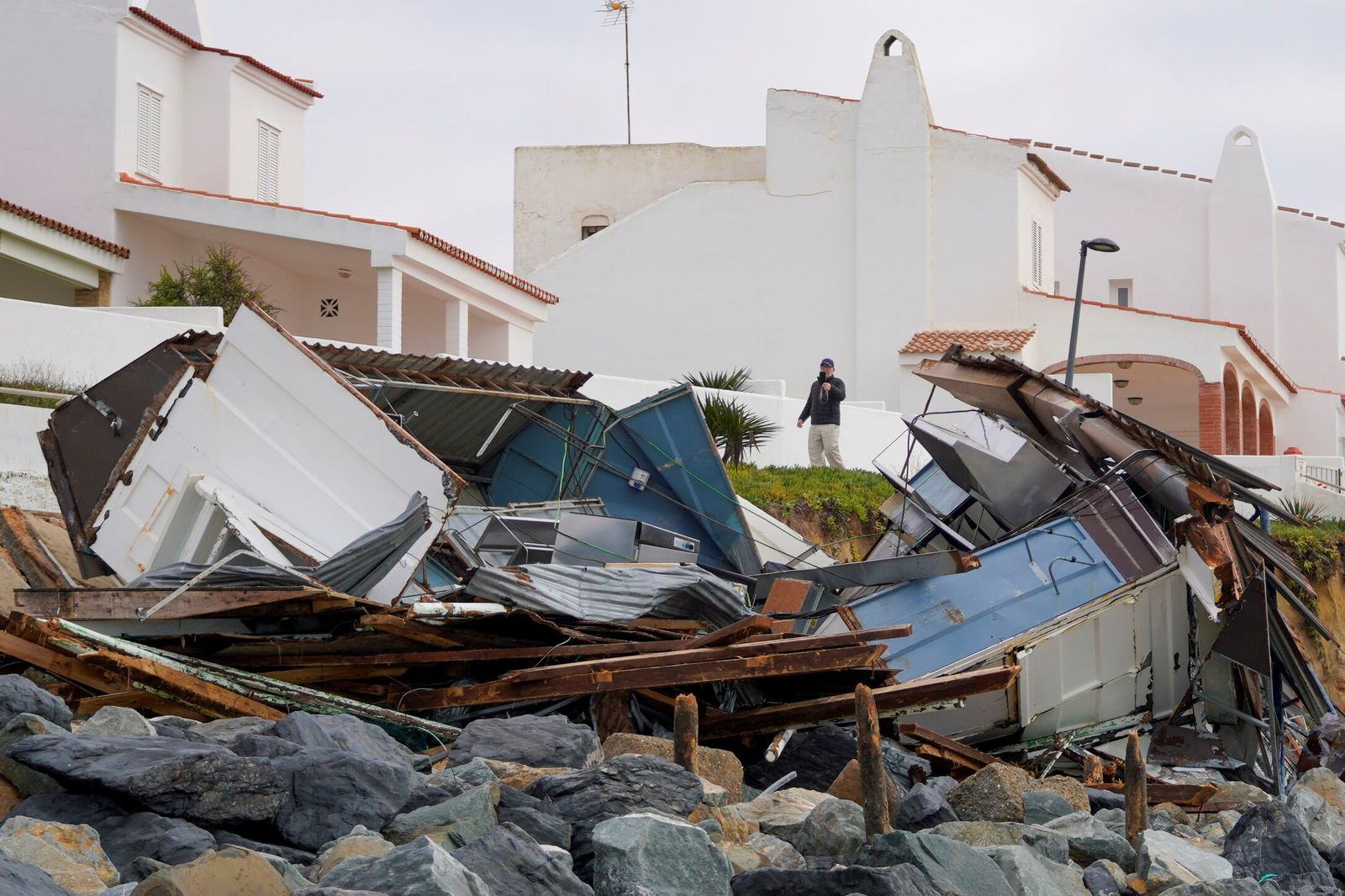Los destrozos causados por el último temporal a la playa y al paseo marítimo de Matalascañas