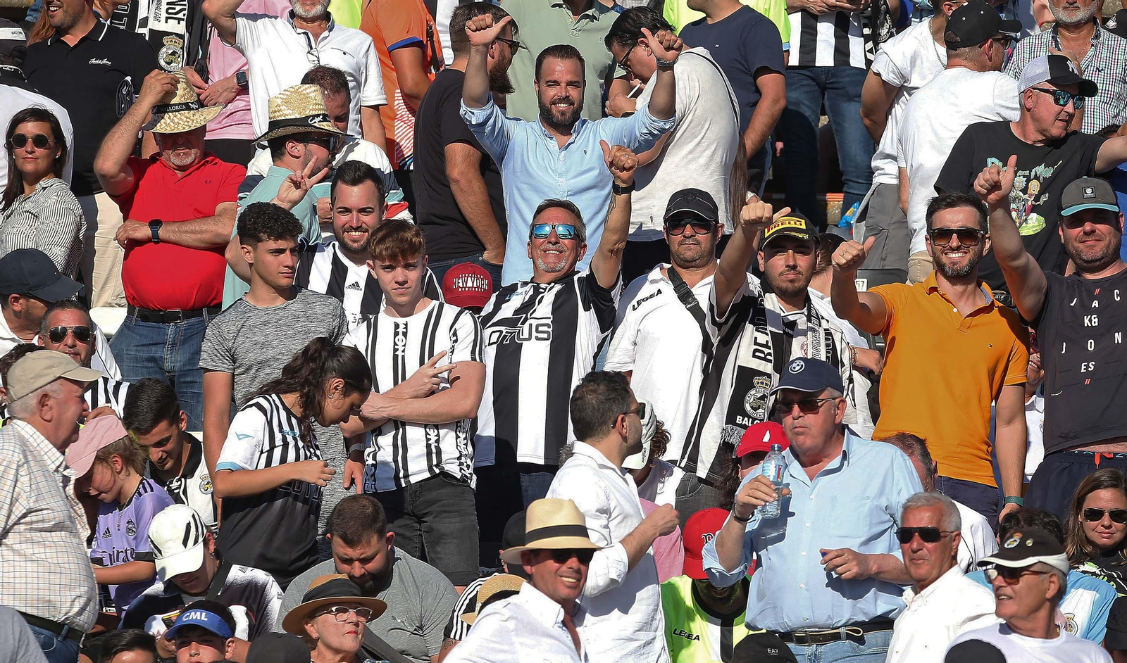 Fotos de la afición durante el Balona - Algeciras en el estadio municipal de La Línea