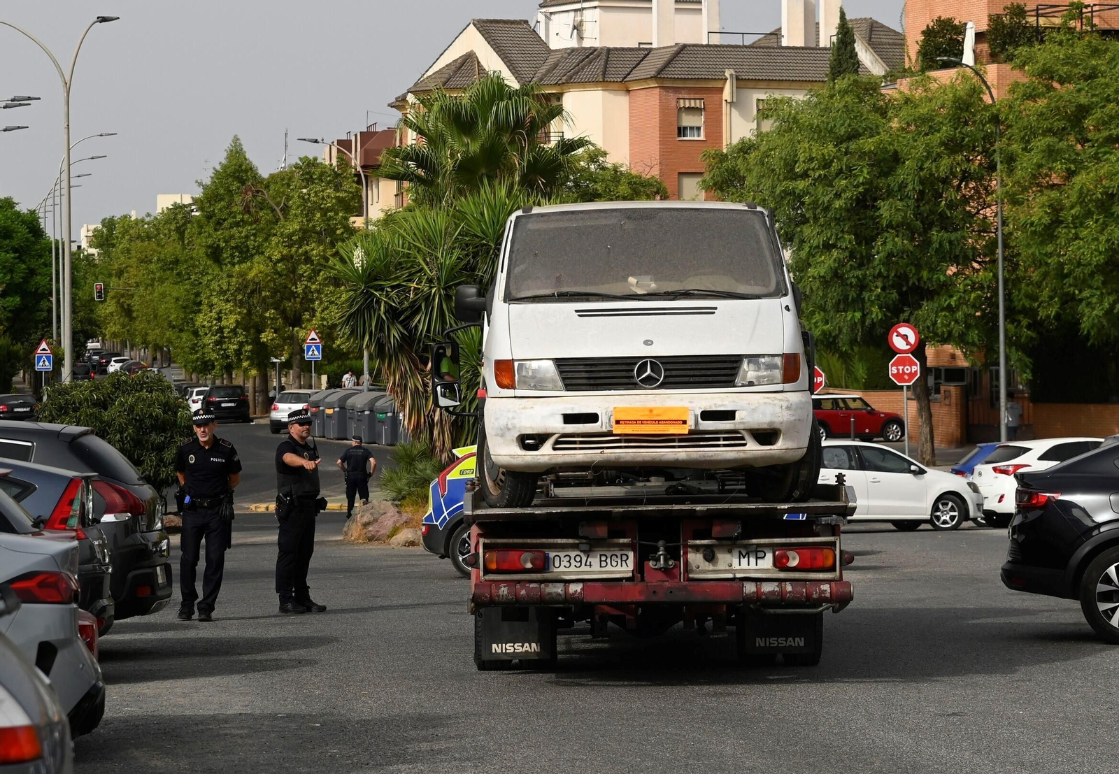 Una grúa se lleva una furgoneta abandonada en el Distrito Norte