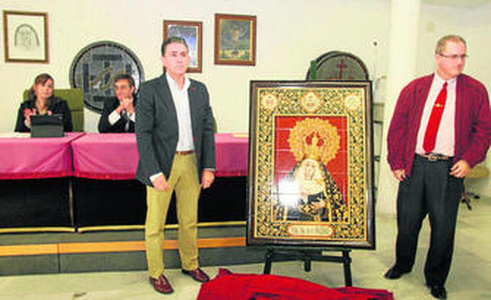 Carmelo del Toro y Francisco Buenafé tras descubrir el azulejo de la Soledad.
