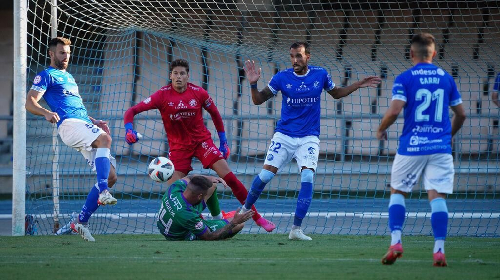 Oca intenta despejar un balón en Chapín en la cita ante el Mancha Real.