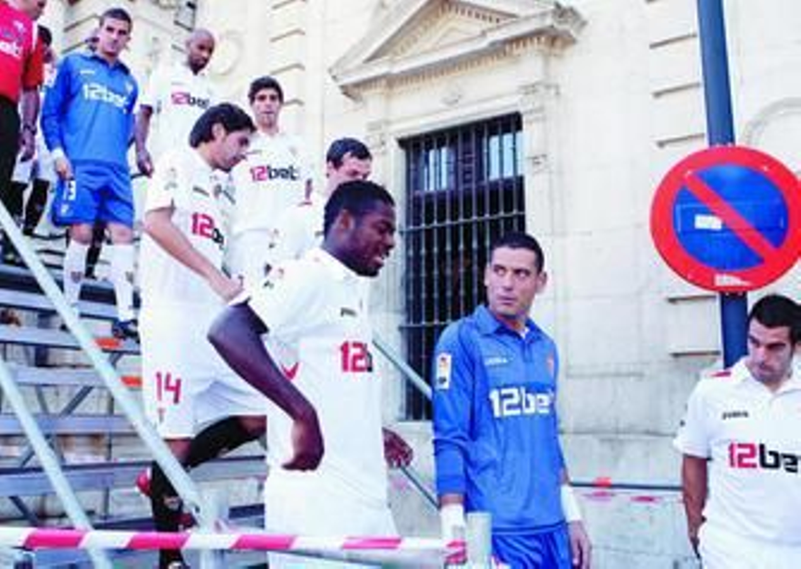 Javi Varas baja, tras Palop entre otros compañeros, de hacerse la foto oficial en el Rectorado.