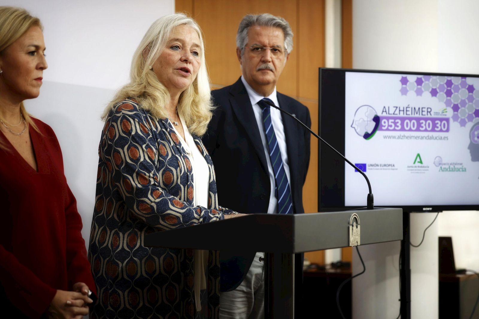 La delegada del Gobierno andaluz en Cádiz, acompañada por la delegada de Salud, Eva Pajares, y el director de Salud Responde, Javier Vázquez.