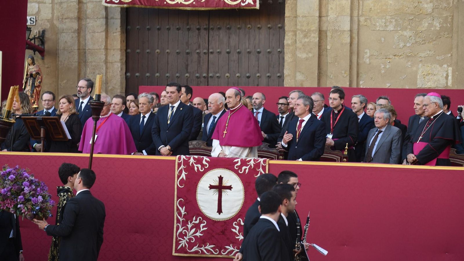 La tribuna de autoridades, en el Magno Vía Crucis.