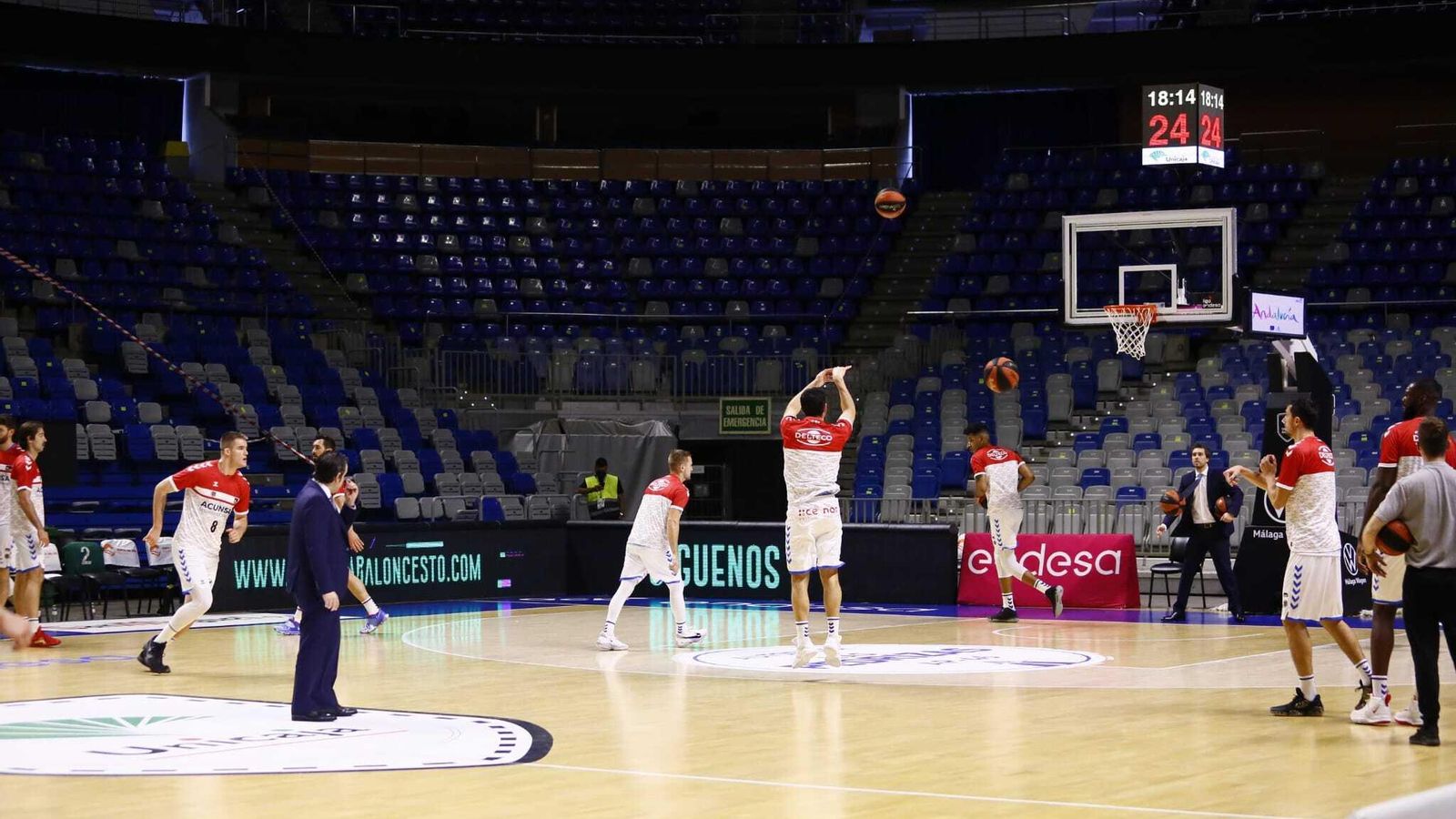 Los jugadores del GBC calientan en el Carpena.