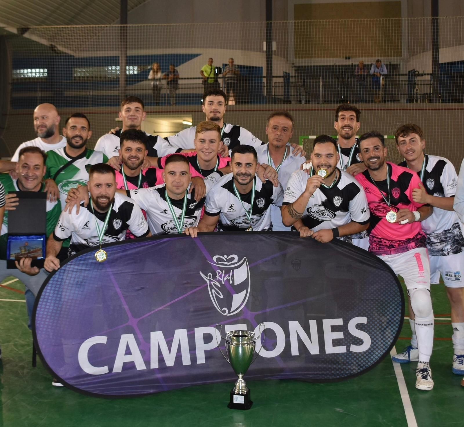 El equipo puenteño, tras recibir el trofeo de campeón.