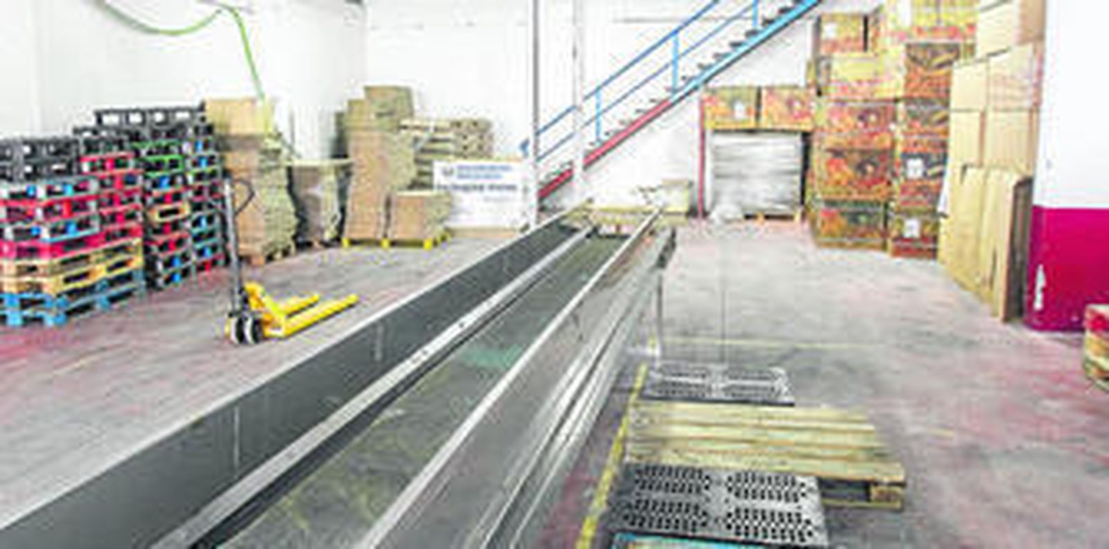 La nave de la entidad estaba ayer vacía, esperando los productos que se recojan este fin de semana.