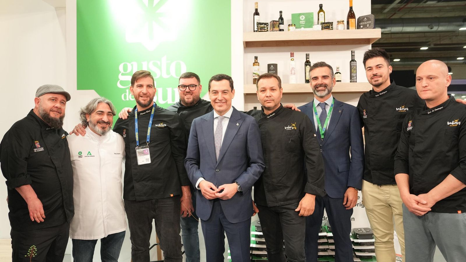 Juanma Moreno y Ramón Fernández Pacheco, con distintos chefs andaluces.