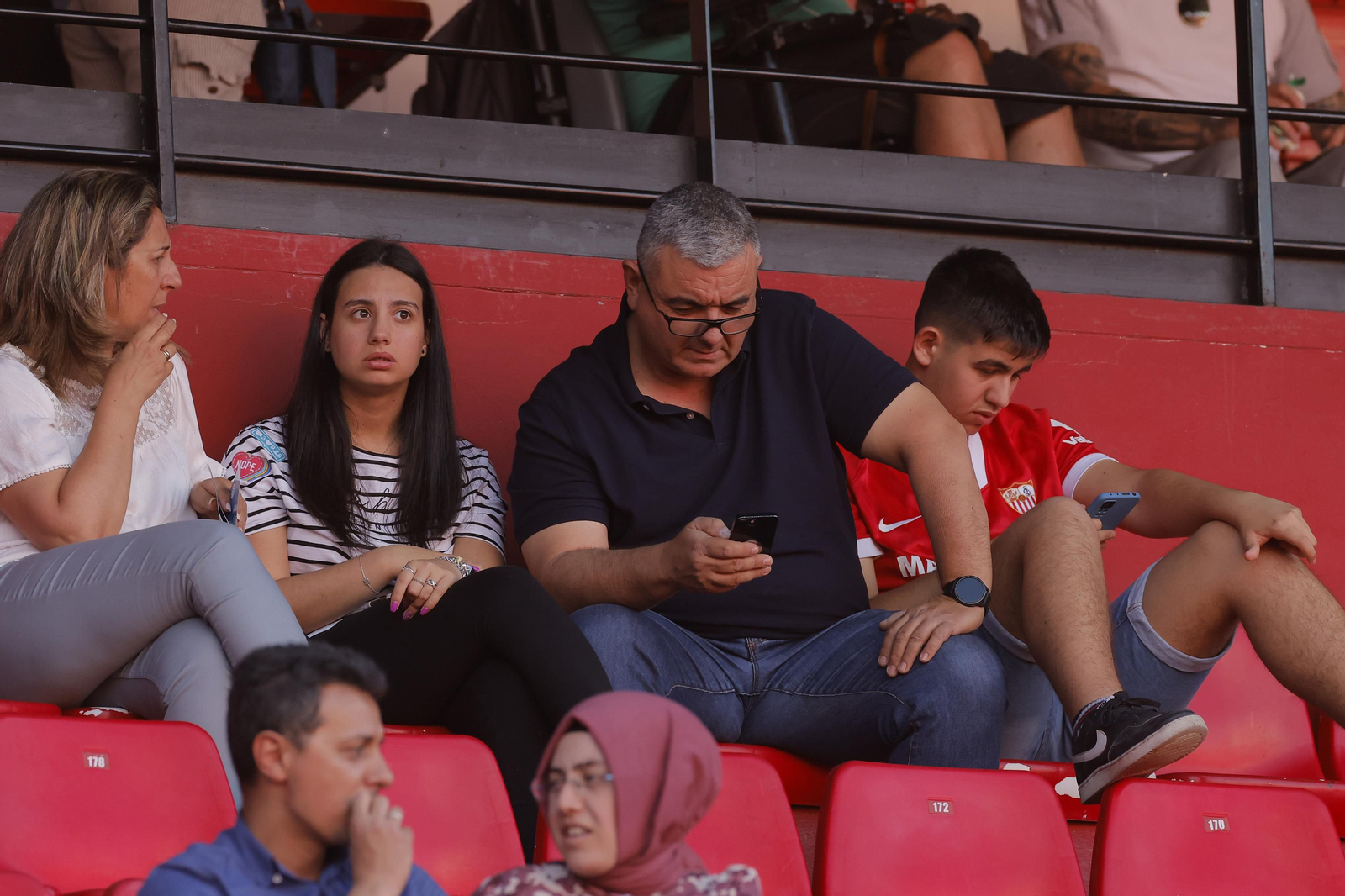 Búscate en las fotos del Sevilla-Español