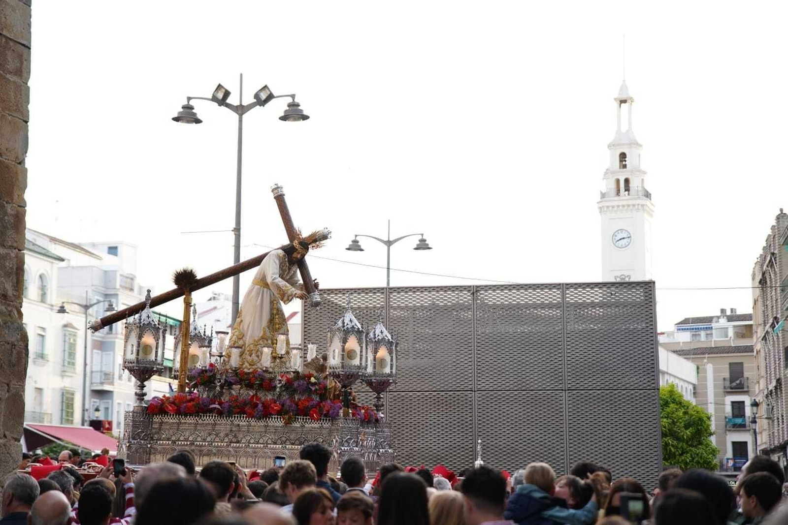 Martes Santo en Lucena: Las procesiones del Carmen, Servitas y Amor y Paz, en imágenes