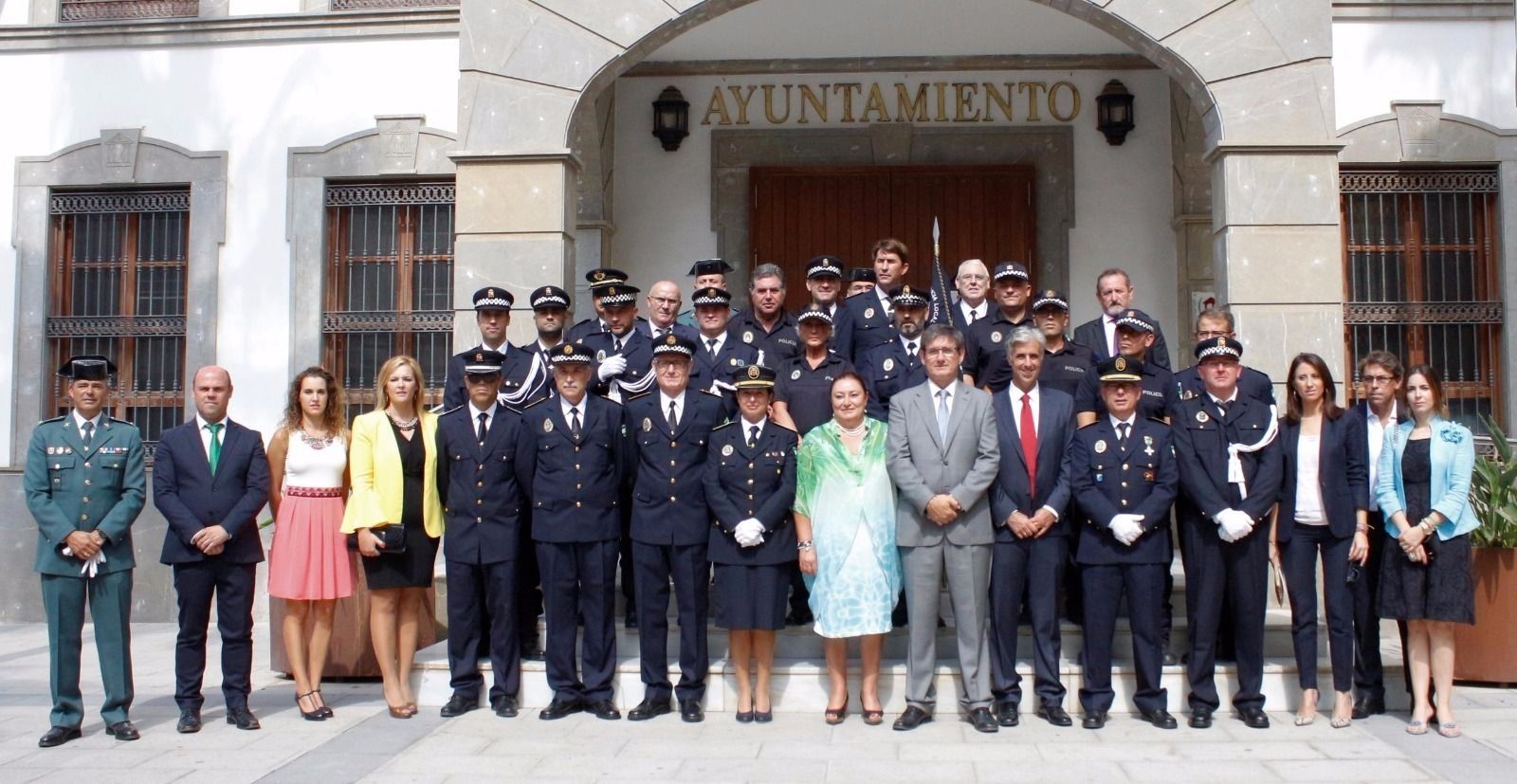 Foto de familia de todos los participantes en el acto.