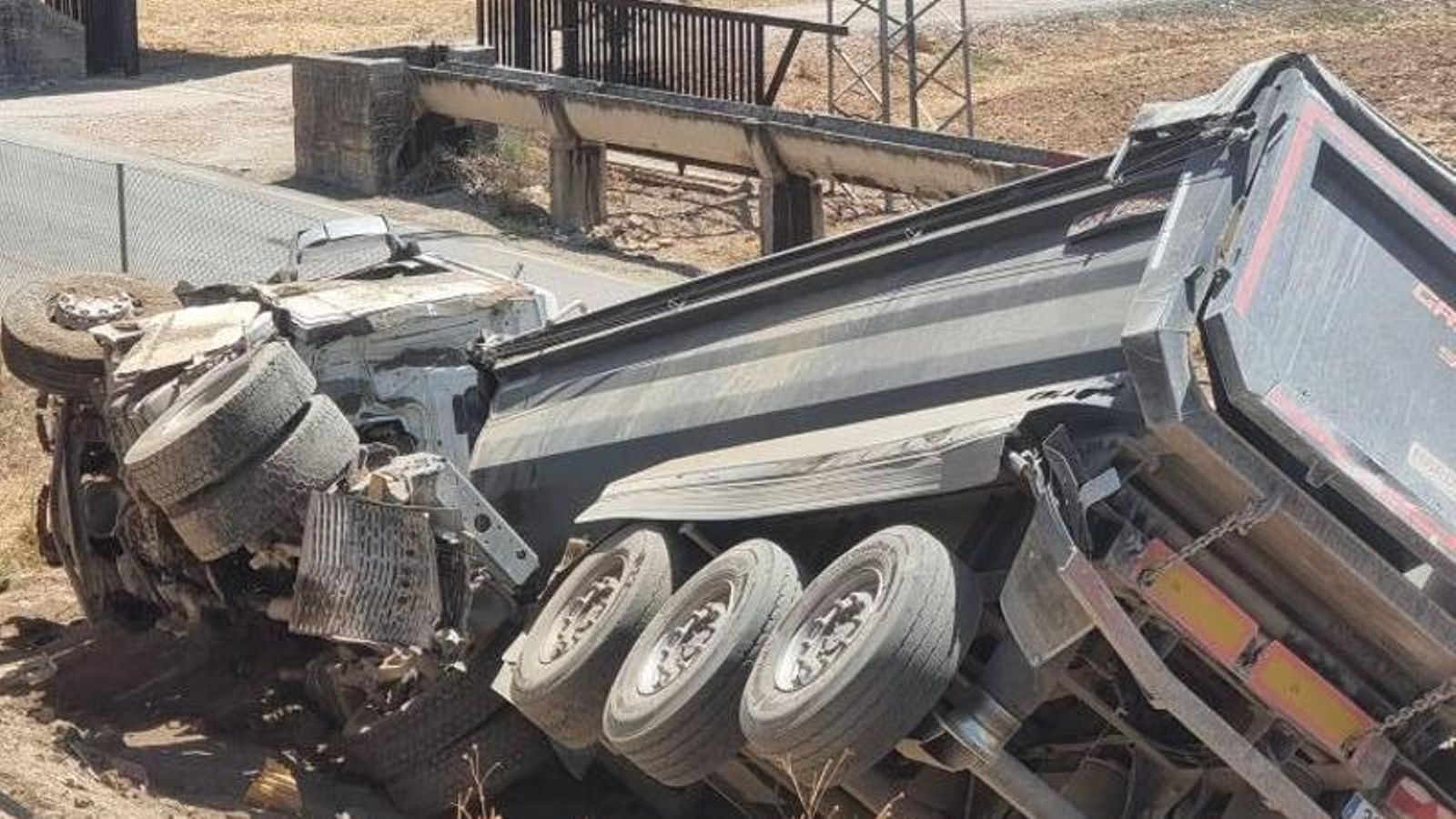 Camión volcado en la A-4 en Andújar.