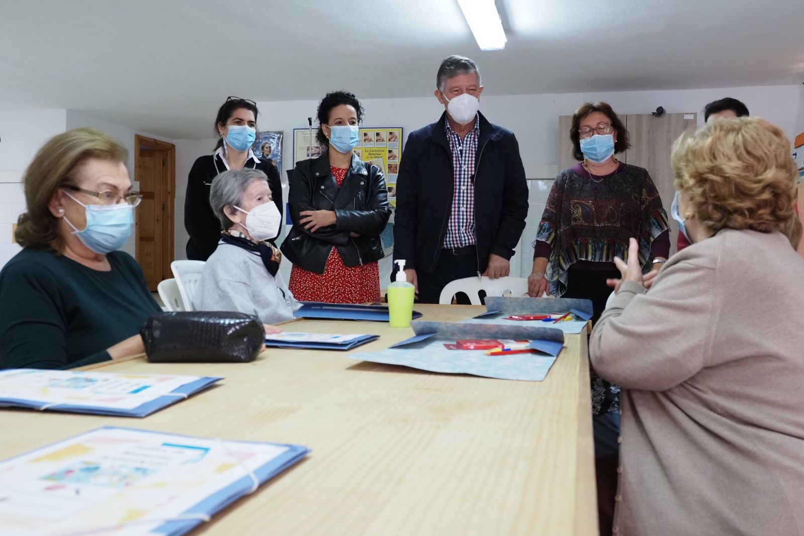 El alcalde de Palos, Carmelo Romero, participa en una de las actividades del taller de Memoria.