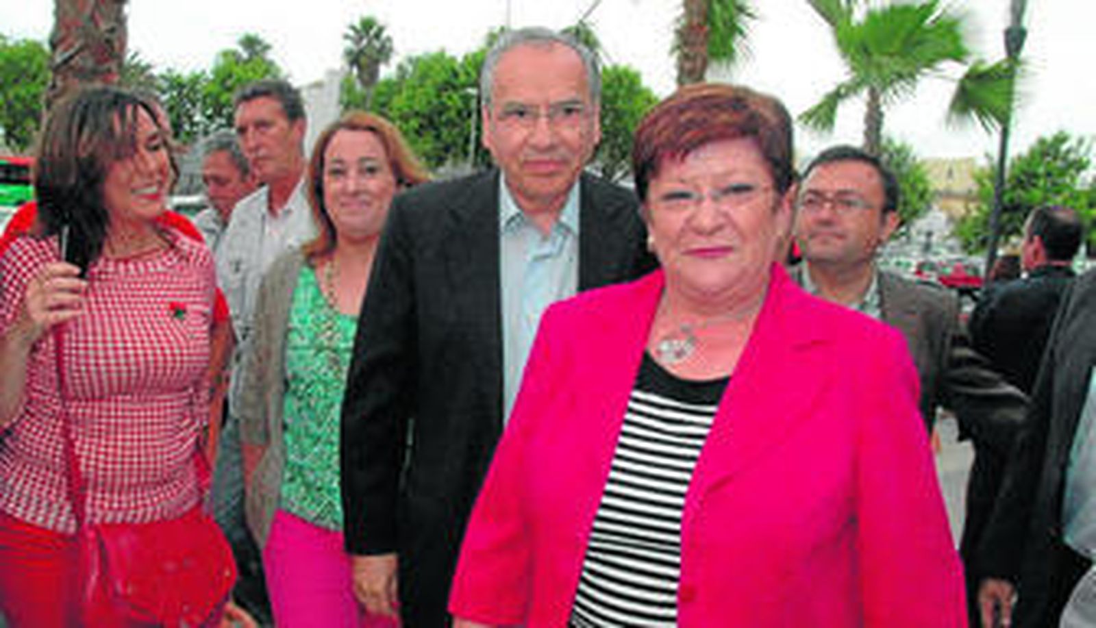 Alfonso Guerra escoltado por María Salomé Arroyo y Encarnación Anaya y con Heredia detrás a la derecha.