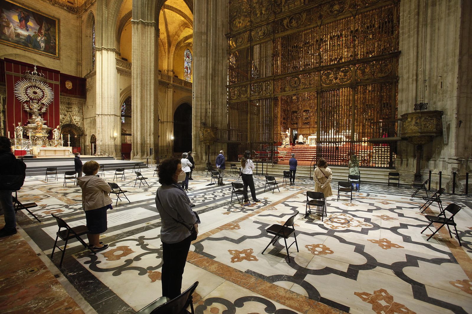 Una misa en la Catedral de Sevilla.