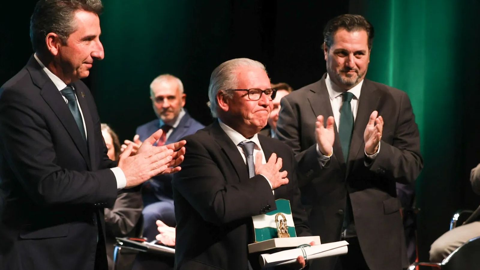 El profesor Manuel Ángel Vázquez Medel recibiendo la distinción ‘Bandera de Andalucía de las Humanidades y las Letras’.