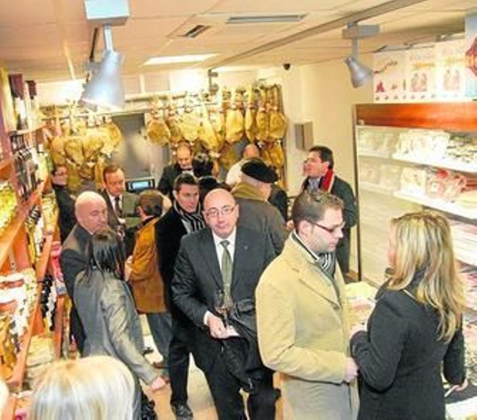 La inauguración de la tienda contó con la presencia de distintos representantes públicos.