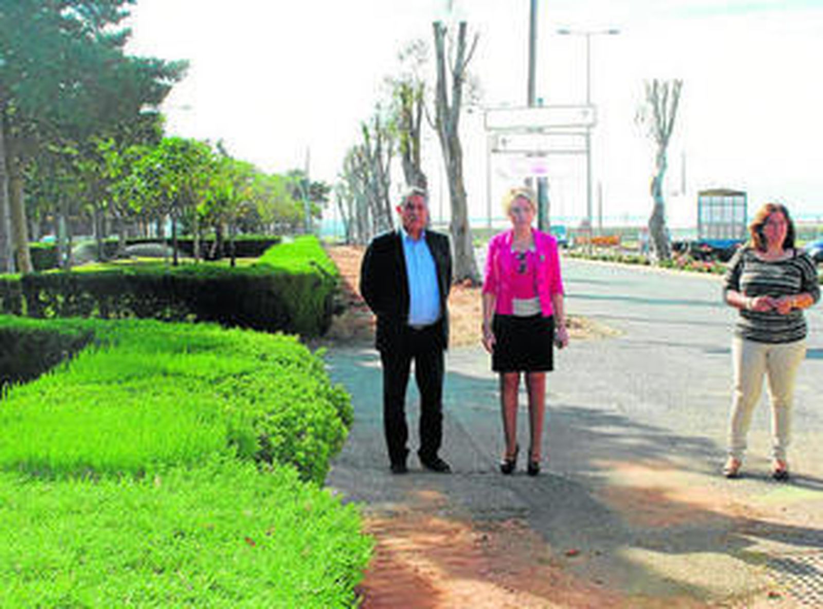 Eloisa Cabrera visitó en el día de ayer las obras del nuevo carril bici en la zona de El Solanillo.