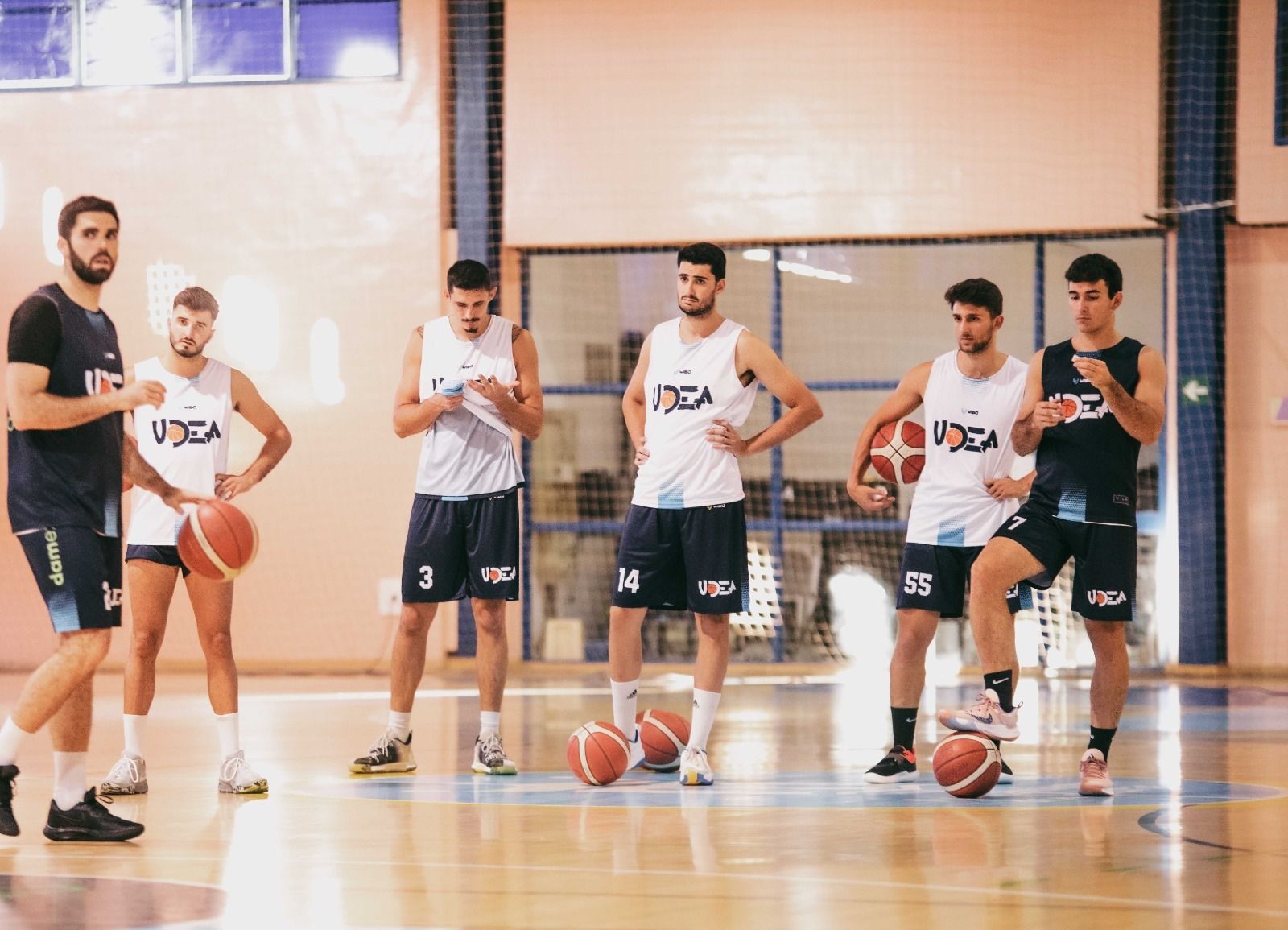 Jugadores de Udea, durante un entrenamiento