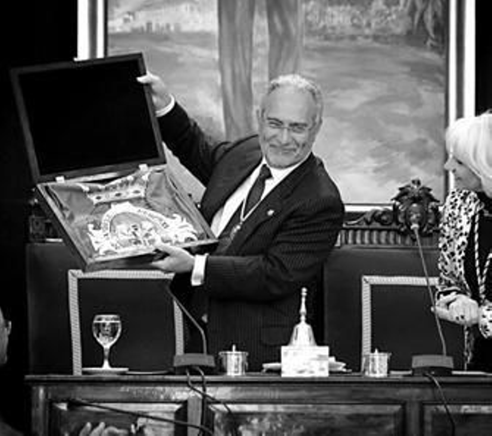 El alcalde de Móstoles muestra el pendón de Cádiz que le entregó Teófila Martínez como recuerdo del acto de hermanamiento.