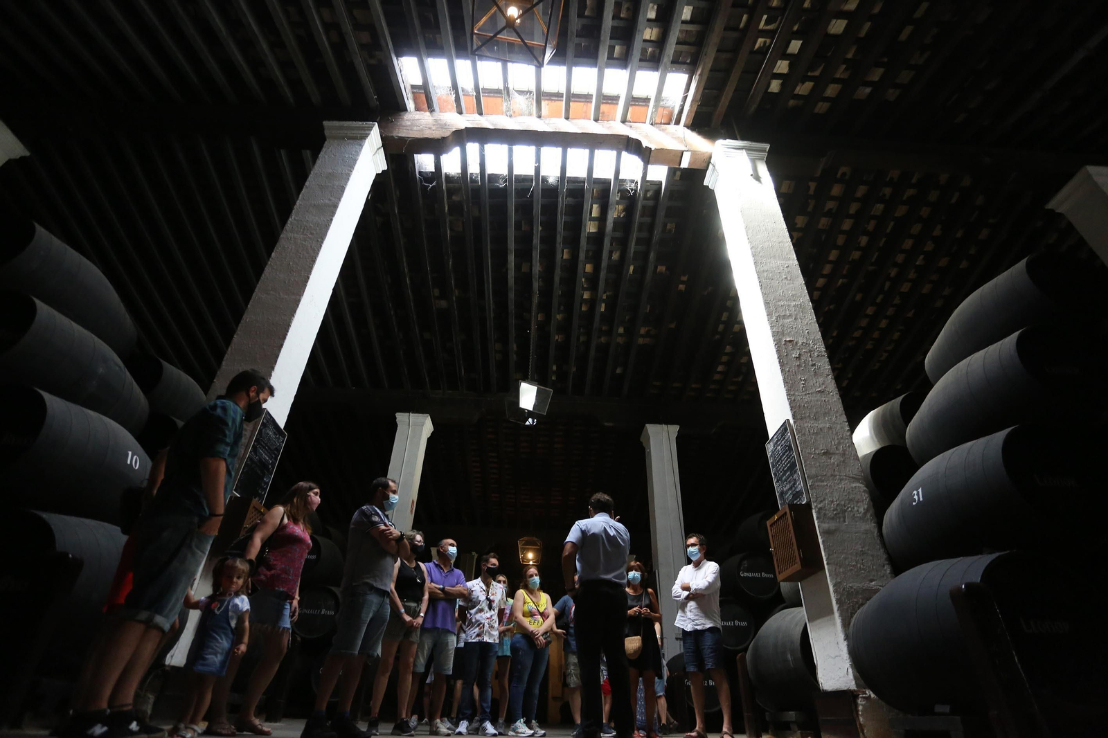 Un grupo de turistas con mascarillas durante una visita a González Byass.