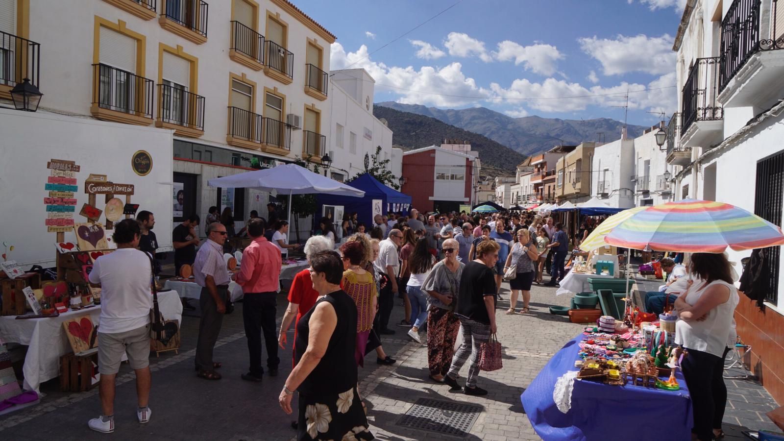 Centenares de vecinos y visitantes acudieron ayer al VII Ecomercado abulense.