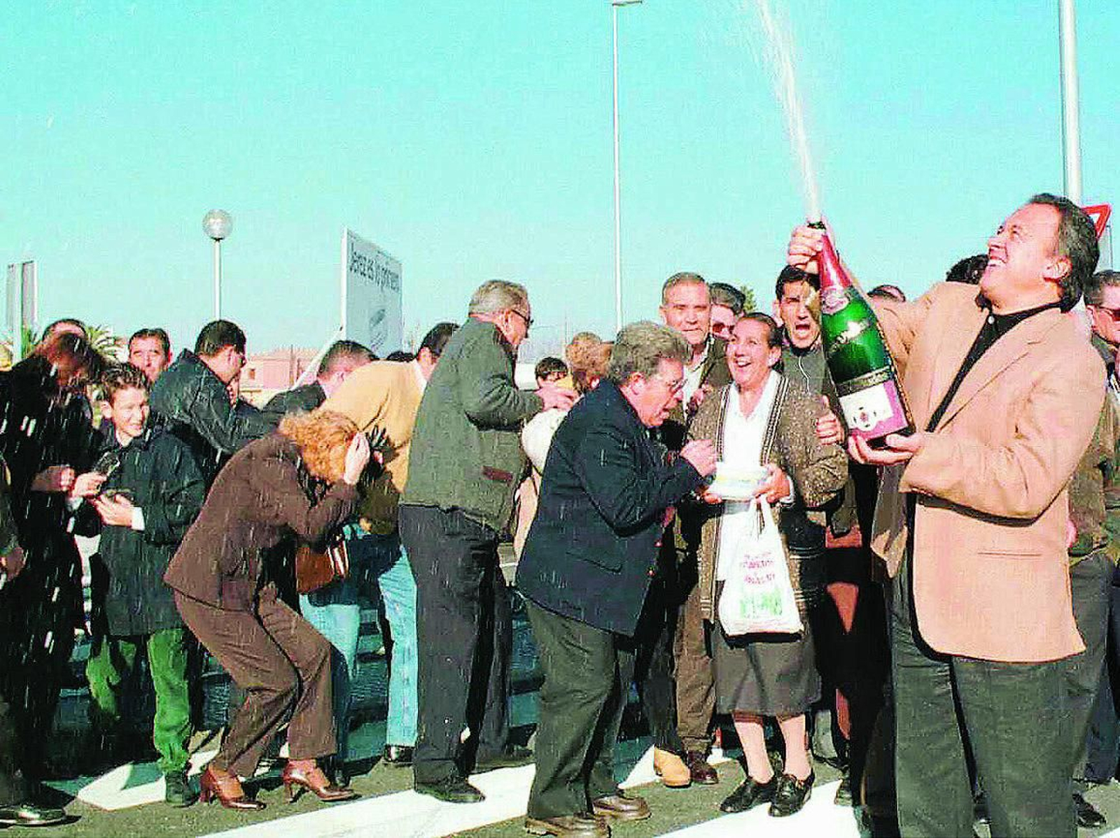 Pedro Pacheco esparce champán durante la inauguración de la Ronda Este el viernes 24 de diciembre de 1999.