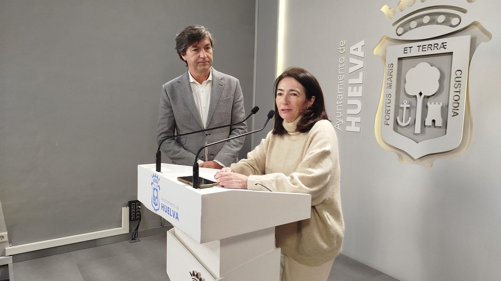 María López y Wenceslao Font en rueda de prensa este martes.