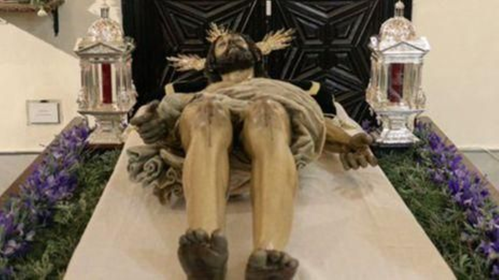 El Cristo Yacente de la Hermandad del Santo Entierro sobre las andas