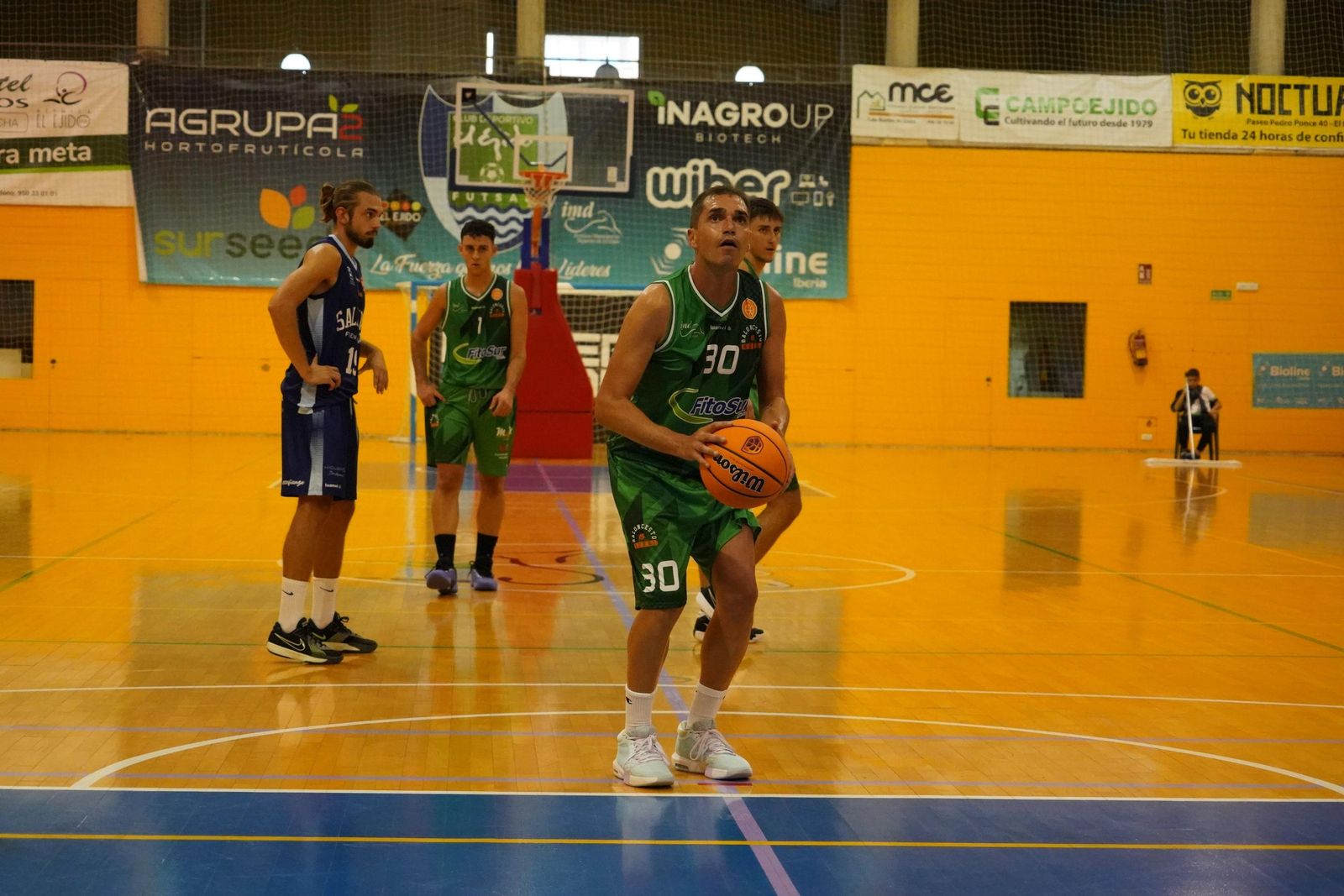 Un jugador del conjunto ejidense se dispone a ejecutar un tiro libre durante el encuentro frente a los malagueños.