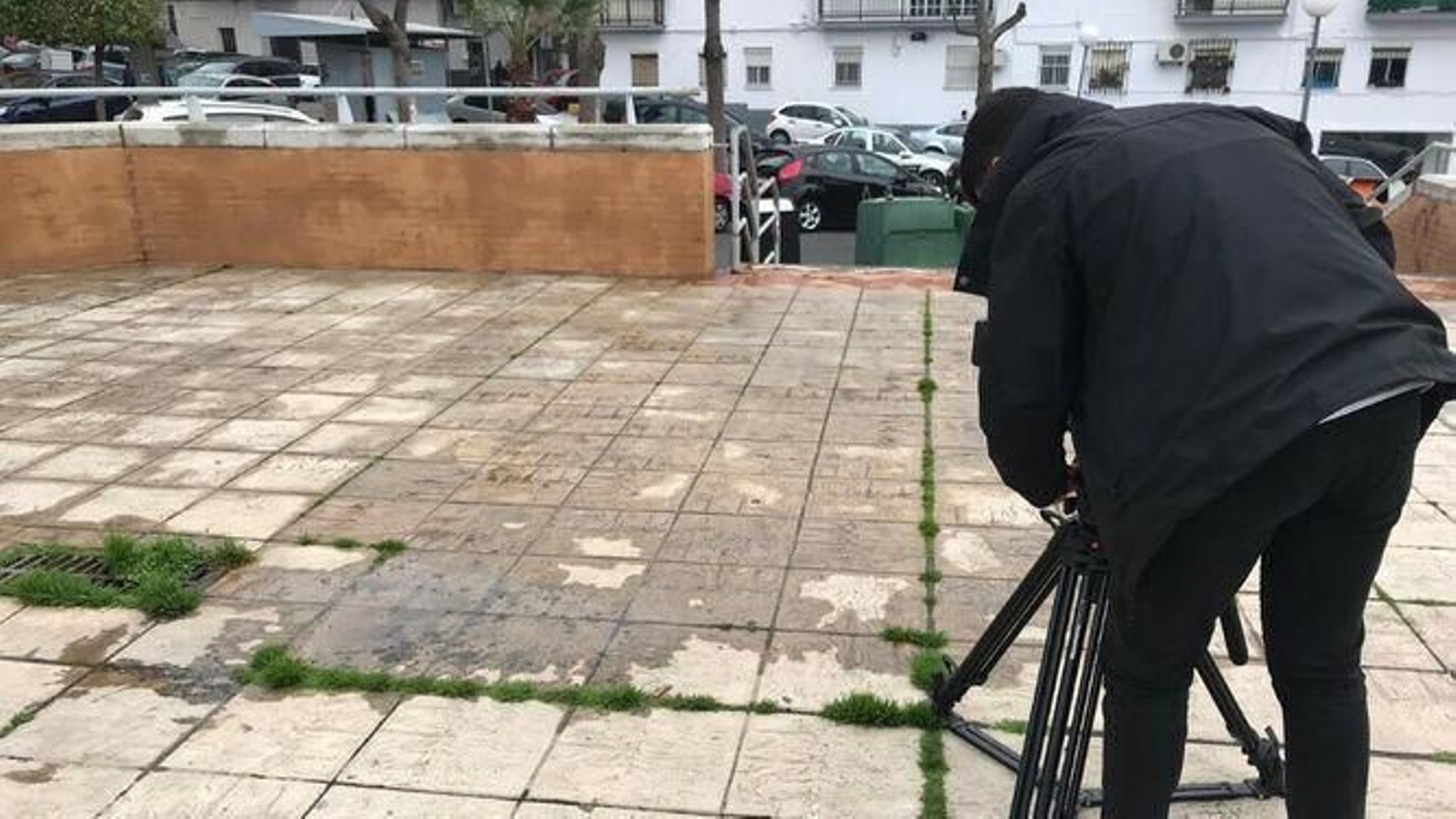 Un cámara graba la plaza donde ocurrió el crimen