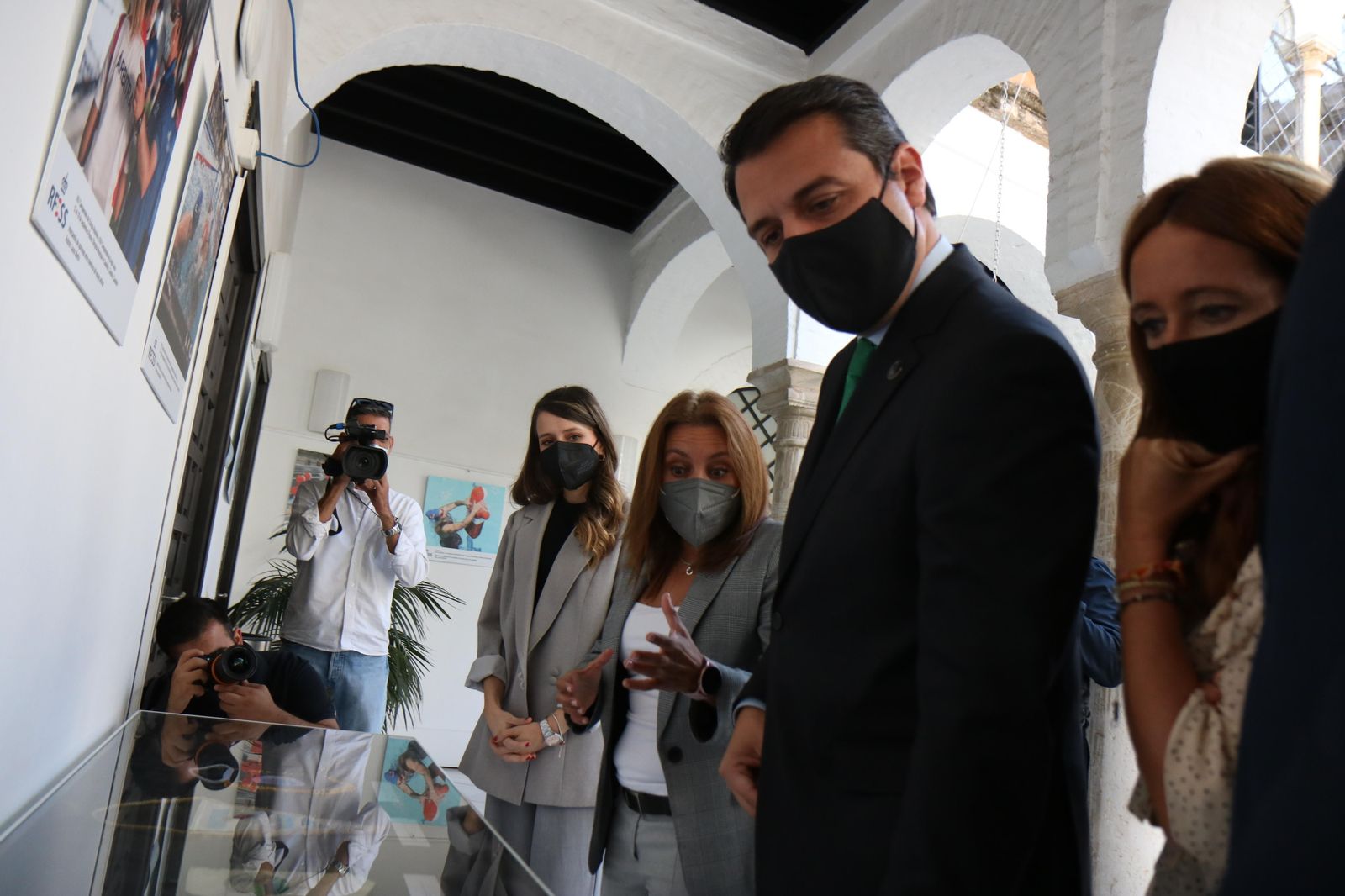 El alcalde durante su visita a la exposición.