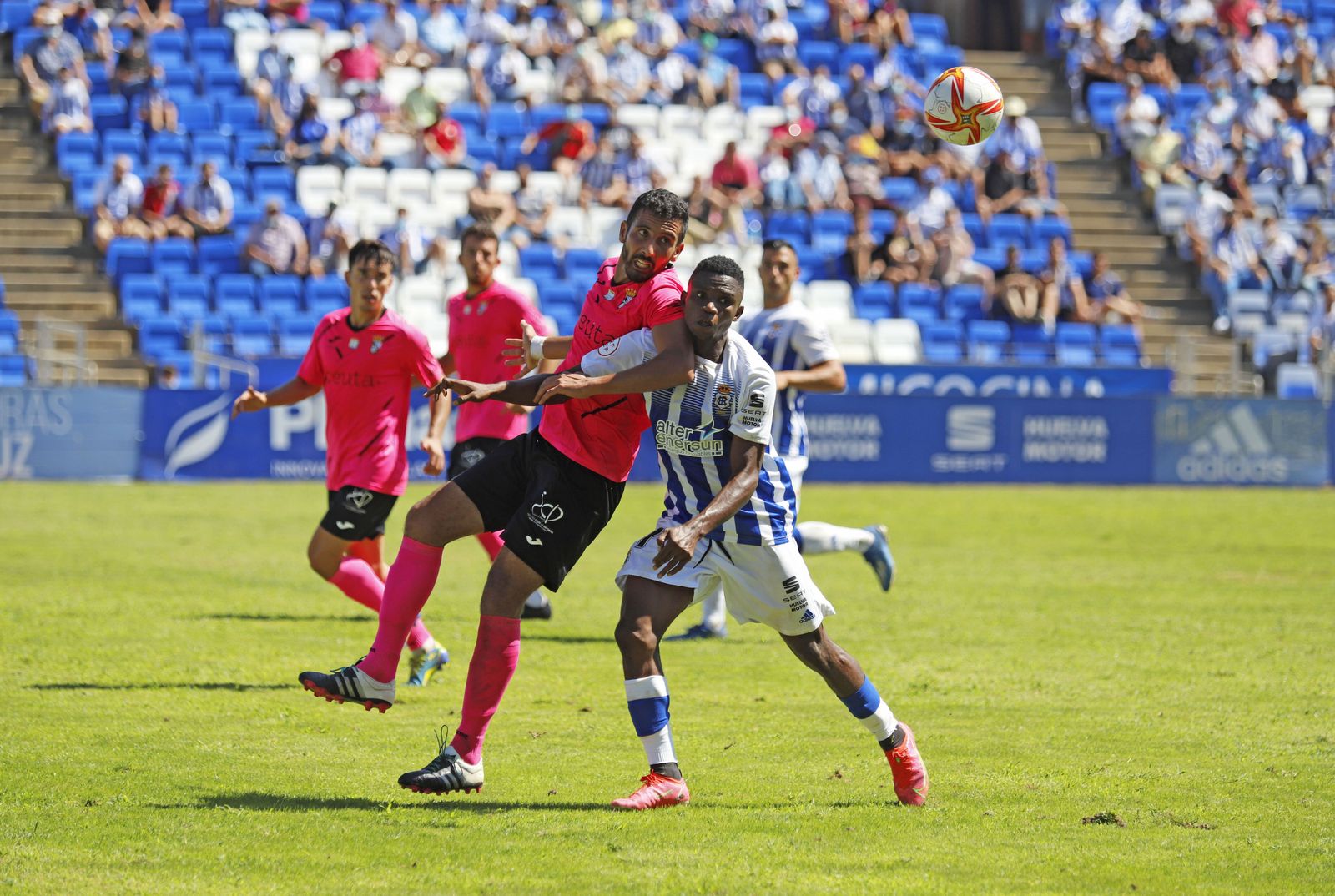Peter pugna con un rival del Ceuta B.