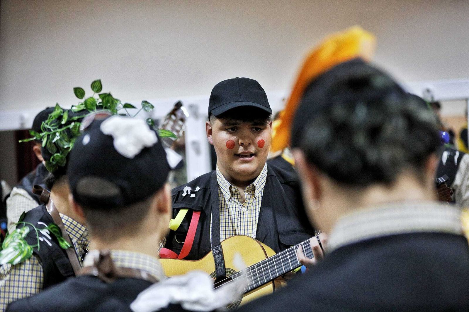 Chirigota 'El que la sigue la consigue' en camerinos.