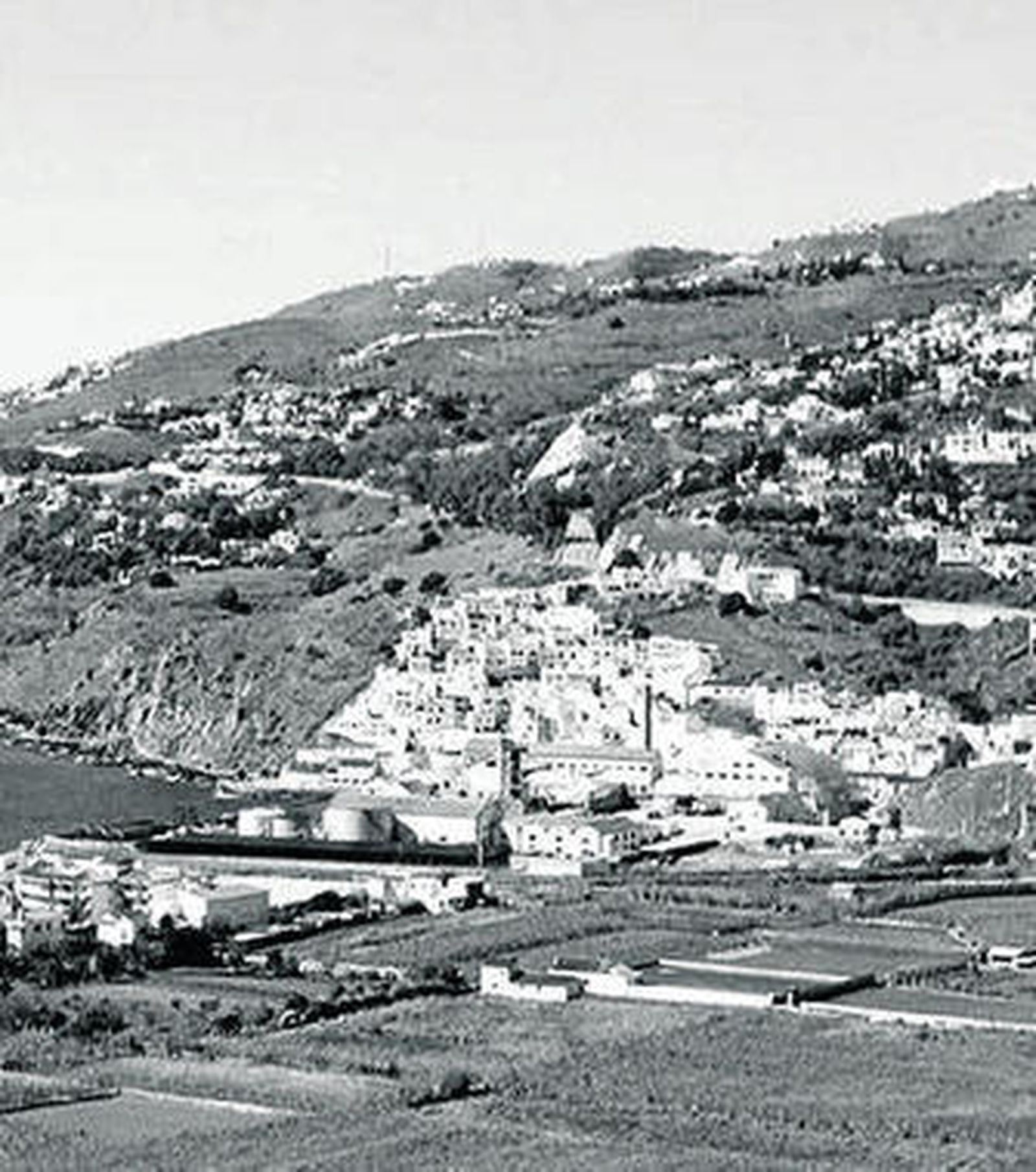 El solar está situado junto al cruce de la N-340 y la N-323.