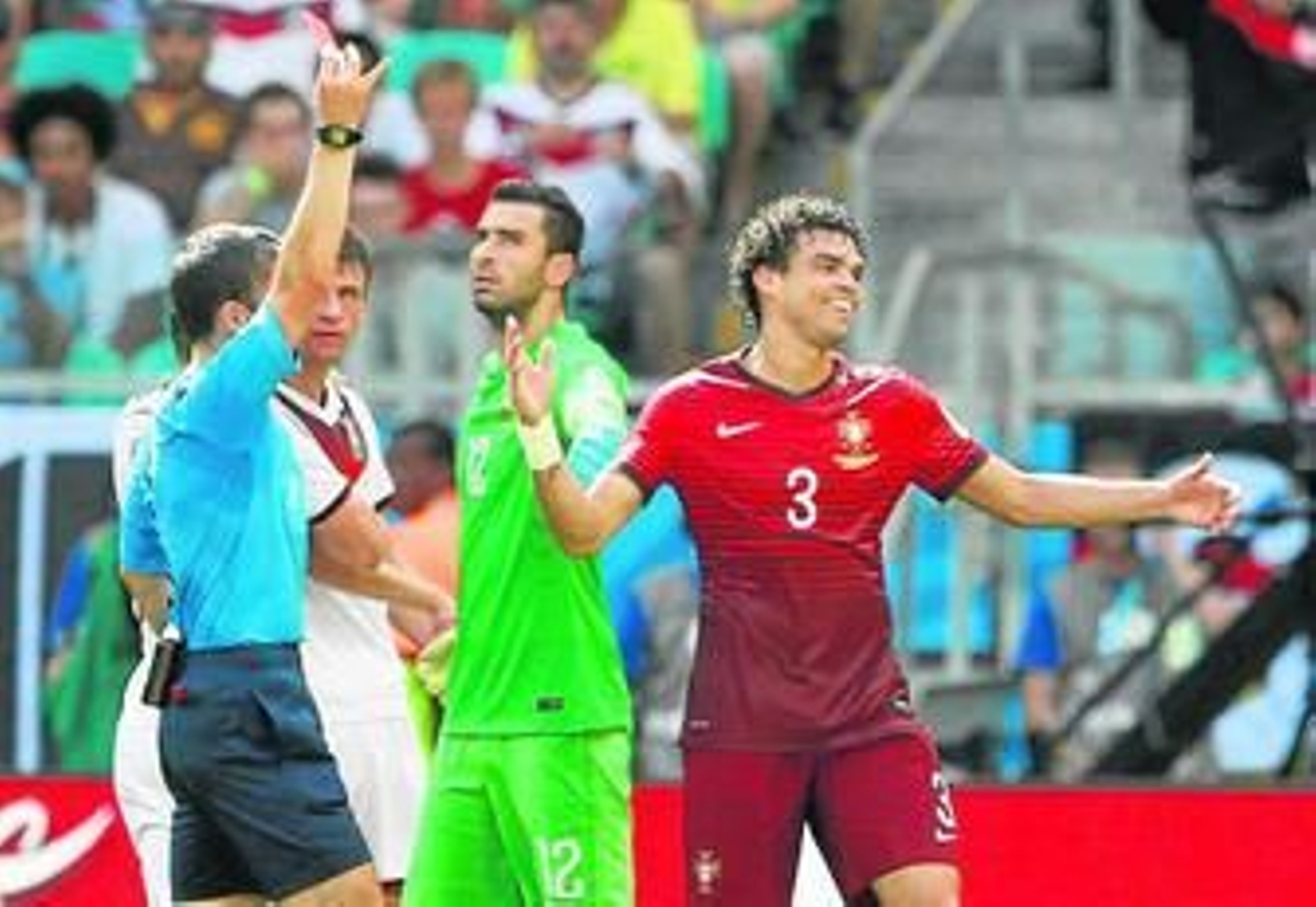 Pepe, central portugués de origen brasileño, es expulsado en el partido de ayer ante Alemania en Salvador.